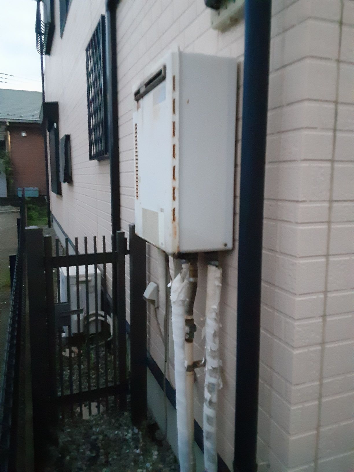 施工前 | 藤沢市周辺エリアのガス給湯器・電気温水器・エコキュート交換｜ 株式会社内藤商事