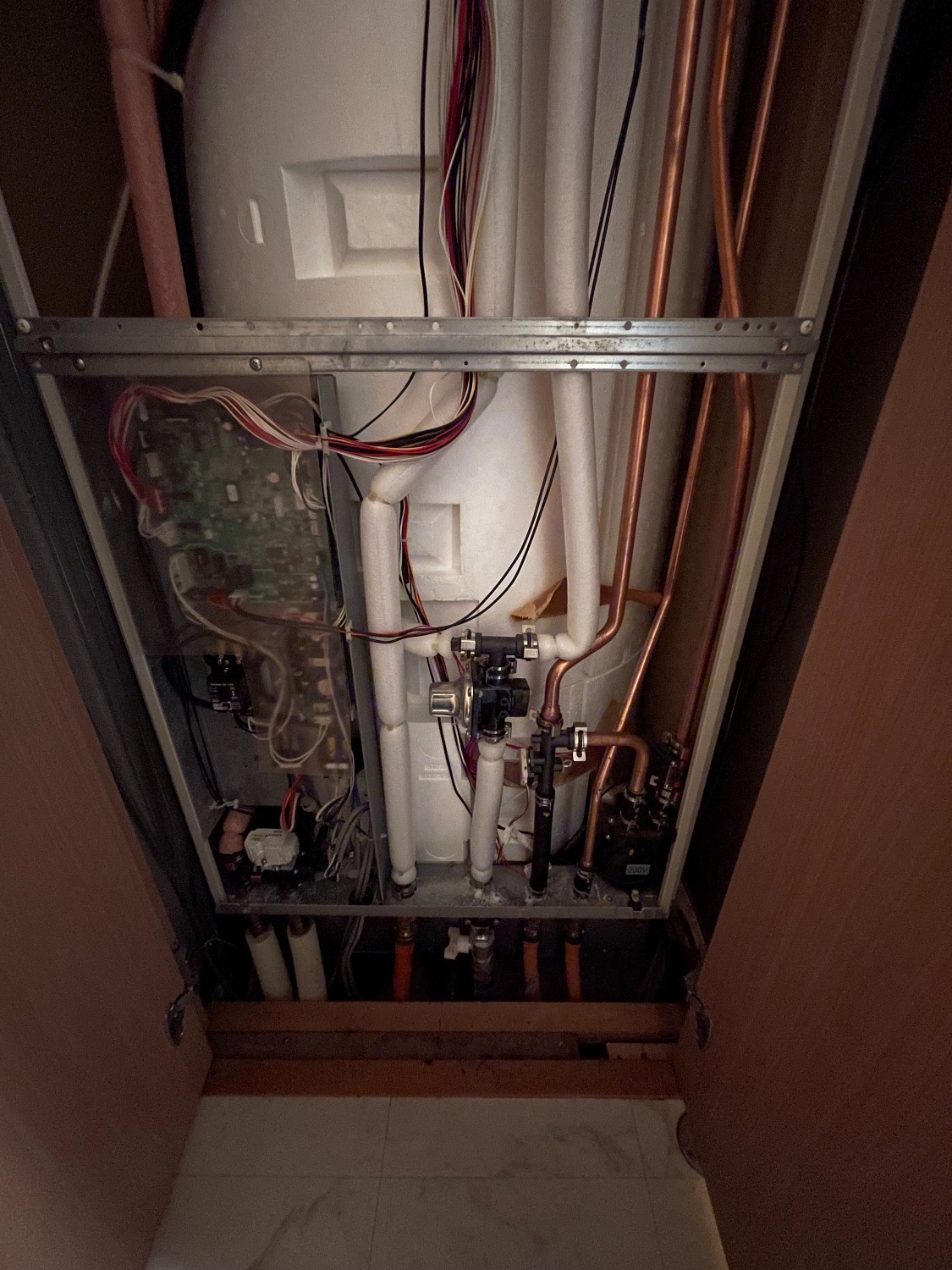 施工前 | 藤沢市周辺エリアのガス給湯器・電気温水器・エコキュート交換｜ 株式会社内藤商事