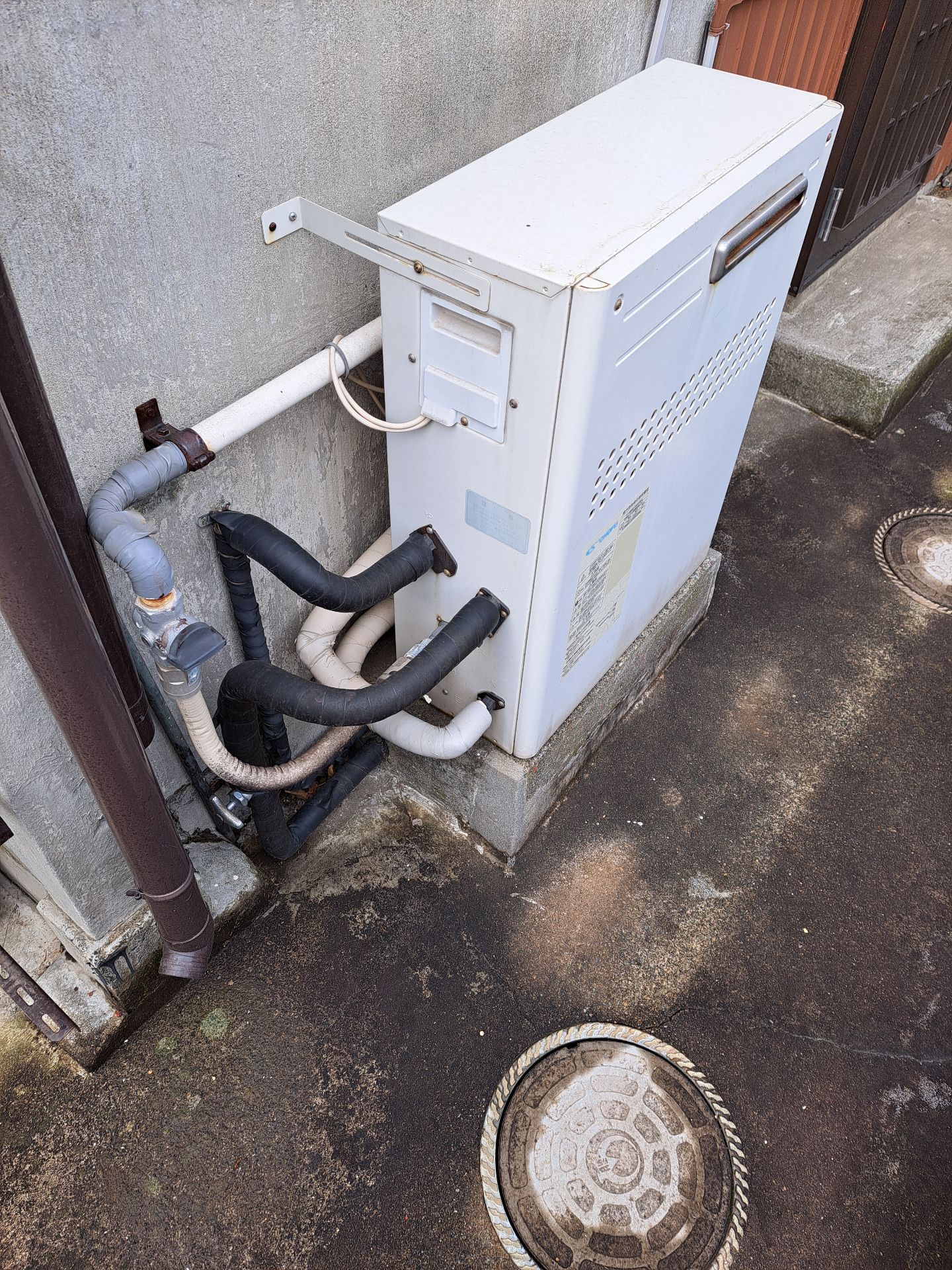 施工前 | 藤沢市周辺エリアのガス給湯器・電気温水器・エコキュート交換｜ 株式会社内藤商事